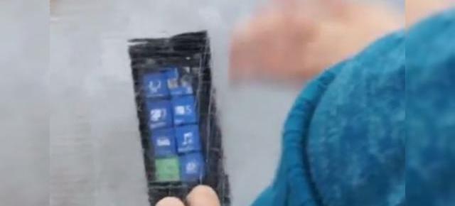 Ice Cream Sandwich Nokia?! Nokia Lumia 800 prins Într-un bloc de gheață de dragul promovării (Video)