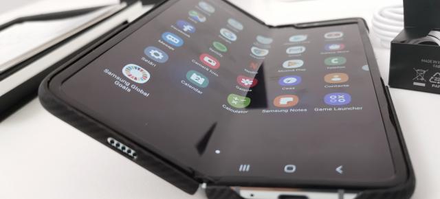 Samsung Galaxy Fold: Hardware de Galaxy S10+ american cu extra cameră, extra ecran