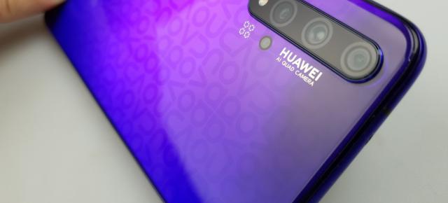 Huawei Nova 5T: Design memorabil, holografic și strălucitor
