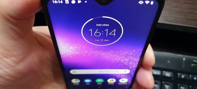 Motorola One Macro: Conectivitate de telefon midrange clasic