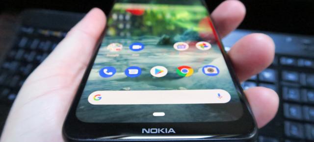 Nokia 7.2: Design atractiv prin sticla mată, dar avem un corp uşor alunecos