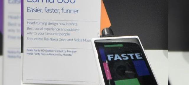MWC 2012: Hands-on cu Nokia Lumia 800 alb (video)