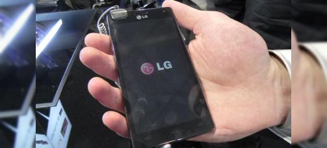 MWC 2012: LG Optimus 4X HD video preview - telefon quad core elegant În acțiune (Video)