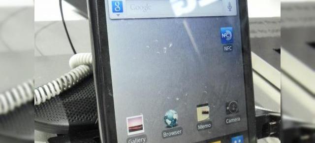 MWC 2012: LG Optimus Vu preview - telefonul cu ecran de 5 inch 4:3 (Video)
