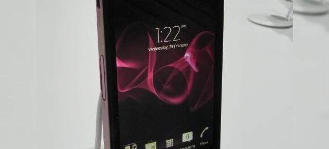 MWC 2012: Sony Xperia P preview - telefon cu bară transparentă și design ușor curbat (Video)