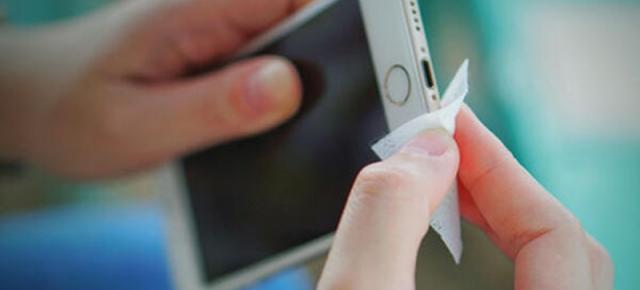Este ok să-ți cureți iPhone-ul cu șervețele dezinfectante? Apple spune că da și vine cu recomandări în plină epidemie de COVID-19