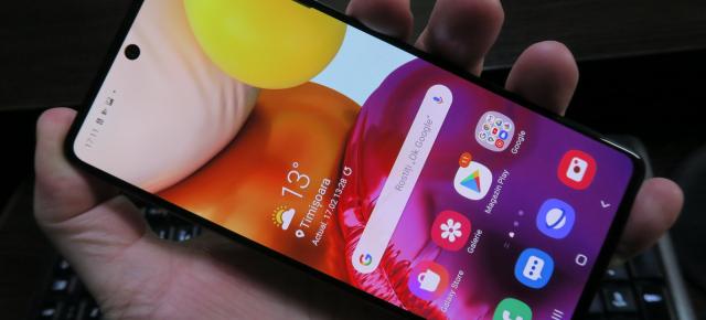 Samsung Galaxy A71: Display mare, luminos, Super AMOLED, excelent