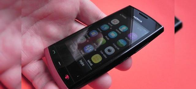 Review Nokia 500 - telefon tineresc, cu preț accesibil, cameră rezonabilă (Video)