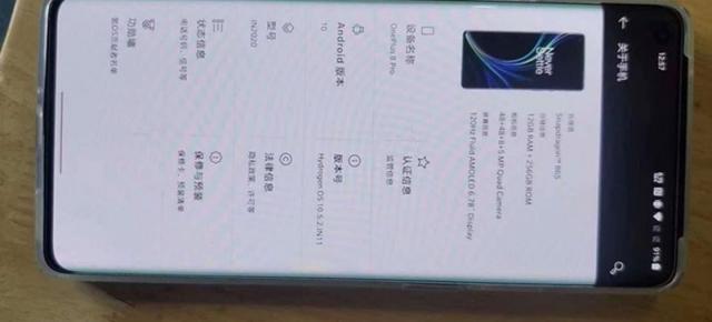 OnePlus 8 Pro apare într-o fotografie hands on, cu dotările la vedere
