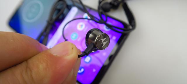 Motorola One Zoom: Acustică mono, pe speaker multifuncțional (apeluri şi muzică)