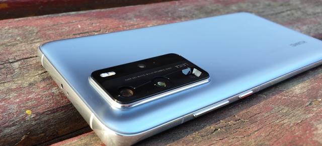 Huawei prinsă folosind fotografii realizate cu aparate DSLR pentru a promova o competiție foto pentru telefoane; Își cere scuze