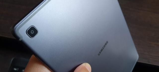 Samsung Galaxy Tab S5e: Camera principală de Galaxy A40 undercover