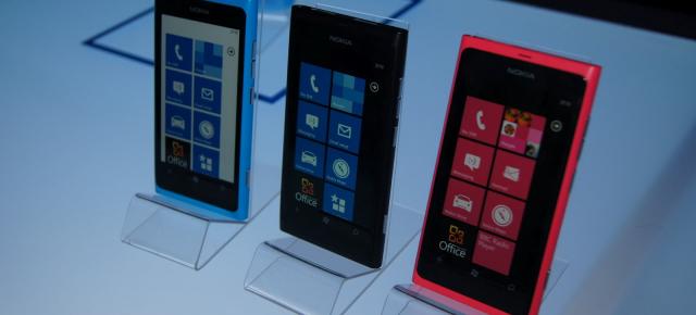 Cea mai bună ofertă pentru Nokia Lumia 800 și Lumia 710 - Cosmote, Orange sau Vodafone?