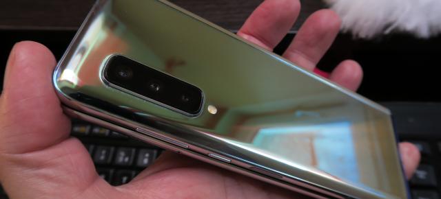 Samsung Galaxy Fold: Camera lui Galaxy S10+ portată pe un format mai generos