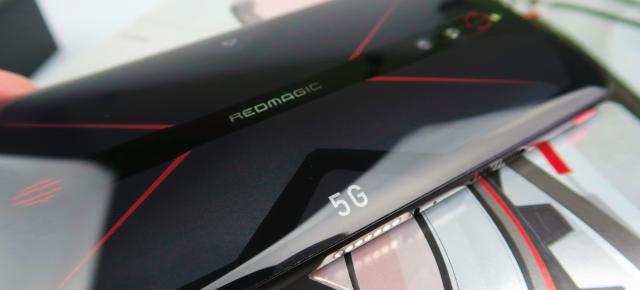 Nubia Red Magic 5G Unboxing (+ accesorii): primul telefon de gaming cu ecran de 144 Hz aduce butoane dedicate pentru jocuri, cameră triplă
