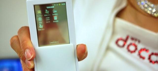 Telefon cu ecran transparent cu două fete prezentat ca prototip În Japonia