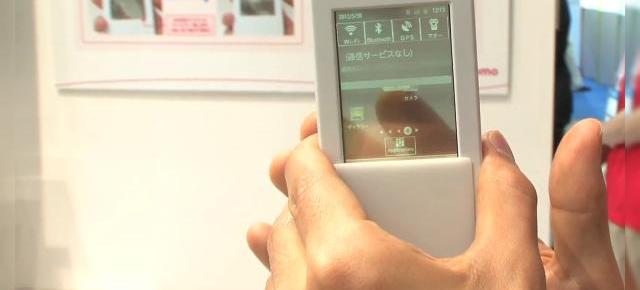 Telefonul cu display dual transparent si color surprins in actiune in Japonia (Video)