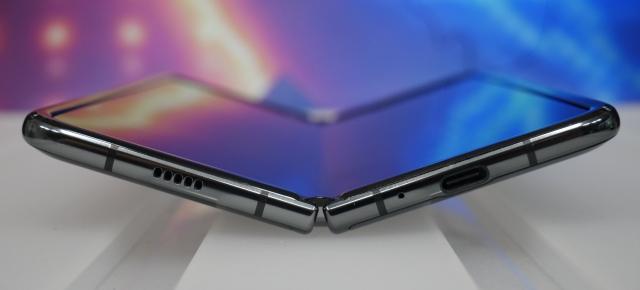 Samsung Galaxy Z Fold 2 primeşte un scurt video hands-on, care ni-l prezintă din mai multe unghiuri (Video)