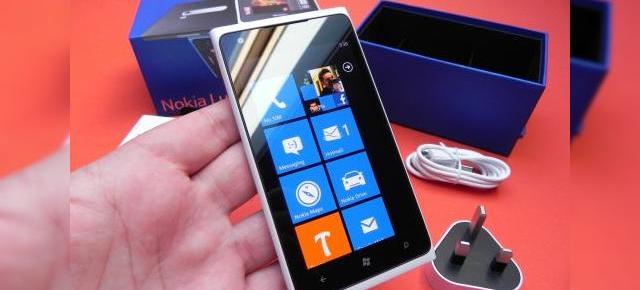 Nokia Lumia 900 unboxing - scoatem din cutie cel mai mare Lumia (Video)