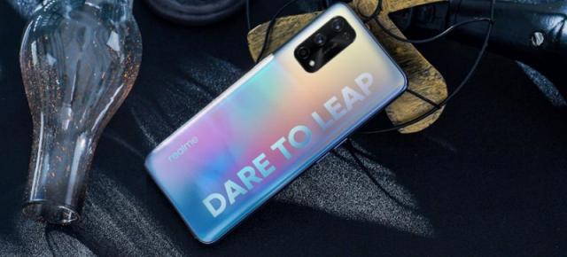 Realme X7 își prezintă design-ul în randări oficiale; Variantă gradient și un logo uriaș aplicat în spate