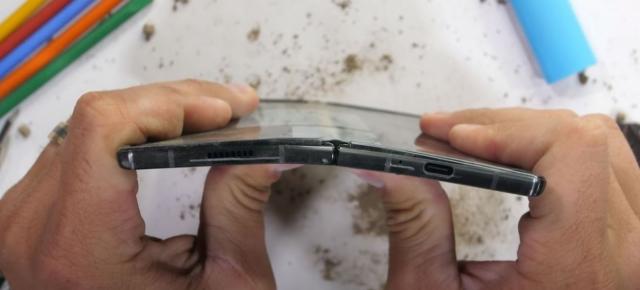 Samsung Galaxy Z Fold 2 primeşte testul de rezistenţă JerryRigEverything, cu extra toping de pietricele/nisip, zgârieturi (Video)