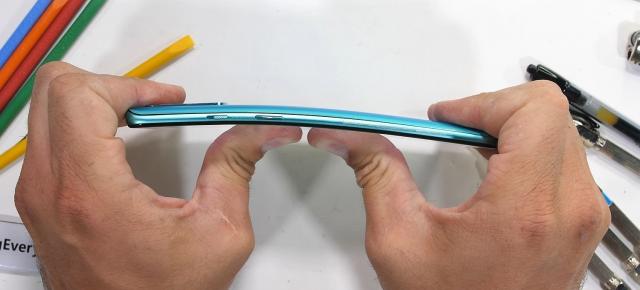 OnePlus 8T este îndoit şi zgâriat de JerryRigEverything; Cum trece de testul de rezistenţă?