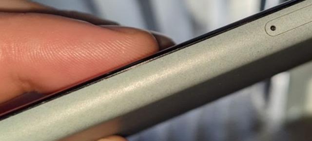 Google Pixel 5 are un gol între ecran şi ramă, conform unor utilizatori