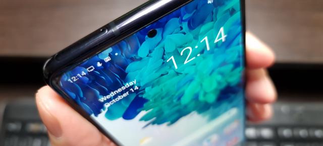 Samsung Galaxy S20 FE primește două actualizări software menite să îmbunătățească stabilitatea și să rezolve unele bug-uri