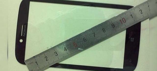 O imagine cu un panou frontal de la un smartphone Nokia cu Windows Phone 8 a apărut pe web