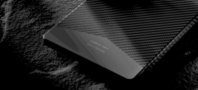 Primul telefon din fibră de carbon este aici, cu dotări midrange şi greutate foarte scăzută: Carbon 1 MK II