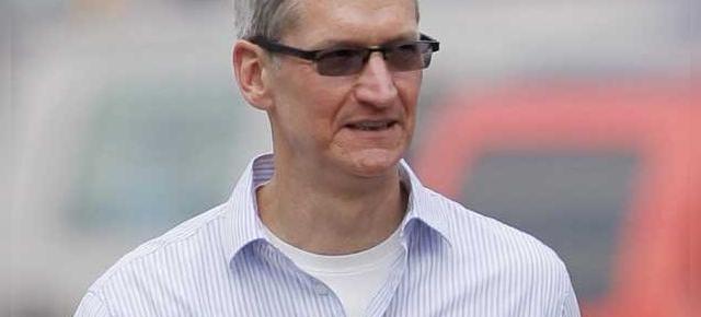 Tim Cook de la Apple a fost numit cel mai bine plătit CEO din America