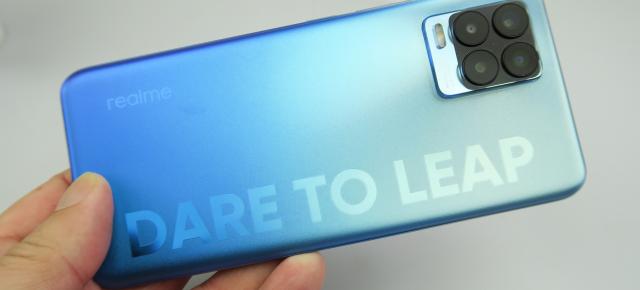 Realme 8 Pro primeşte o actualizare importantă, care aduce îmbunătăţiri ale camerei, cititorului de amprente
