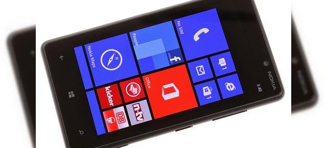 Nokia Lumia 820 În stocurile eMAG.ro