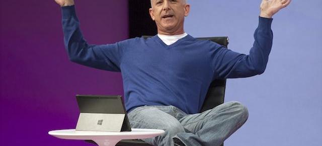 Fostul șef Windows Steven Sinofsky postează tweeturi de pe iPhone, dar nu pleaca la Appleâ€¦ Încă