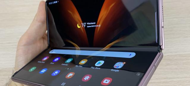 Samsung Galaxy Z Fold2 5G poate fi achiziționat din Germania pentru sub 4000 de lei până pe 30 aprilie; Iată cum