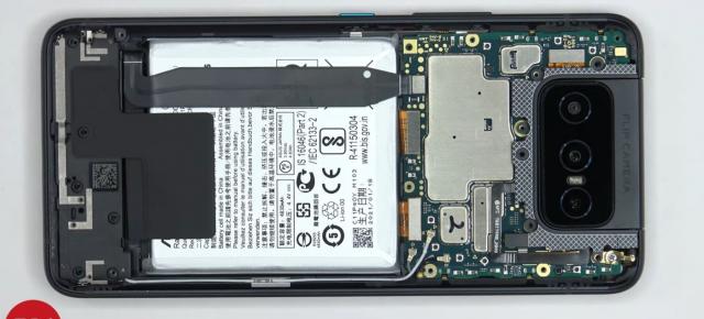 ASUS Zenfone 8 Flip este disecat în faţa camerei şi primeşte un scor mic pentru uşurinţa de reparare (Video)