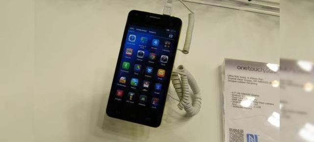 MWC 2013: Alcatel One Touch Idol Ultra hands on, un smartphone arătos și foarte subțire (Video)