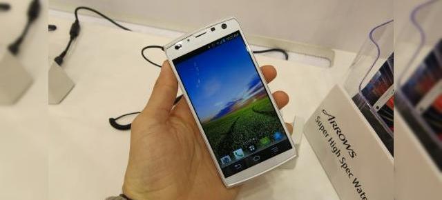 MWC 2013: Fujitsu Arrows X F-02E, smartphone-ul din duș cu senzor pentru amprente (Video)