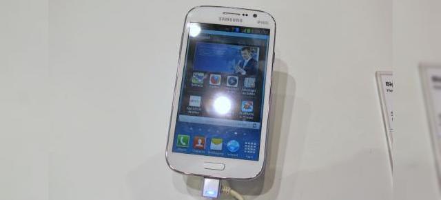 MWC 2013: Samsung Galaxy Grand hands on preview la MWC: un gigant cu dotări midrange (Video)
