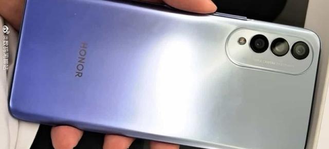 Un telefon misterios Honor cu CPU Dimensity 700 și cameră triplă în spate urmează să debuteze curând