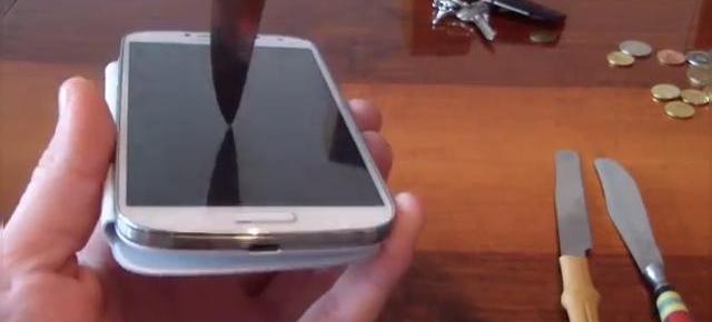 Samsung Galaxy S4 supus la teste de zgârieturi ale ecranului: cuțite, pixuri, chei (Video)