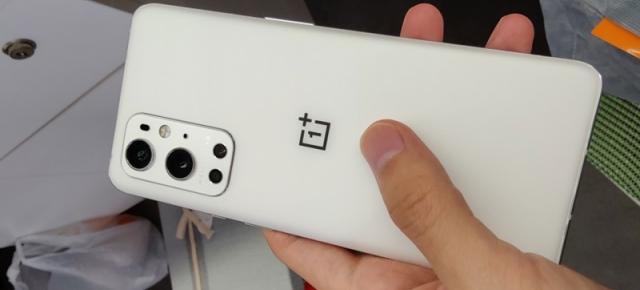 OnePlus 9 Pro apare fotografiat pe varianta "'Pure White", un alb imaculat cu finisaj mat
