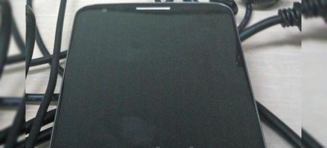 LG Optimus G2 fotografiat din nou, are ecranul cu cele mai mici margini văzute vreodată