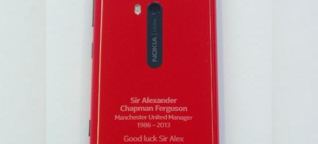 Sir Alex Ferguson primește un tribut de la Nokia: ediție specială Lumia 920 cu numele său gravat