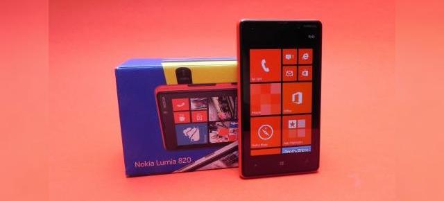 Nokia Lumia 820 unboxing: scoatem din cutie alternativa ieftină la Lumia 920 (Video)