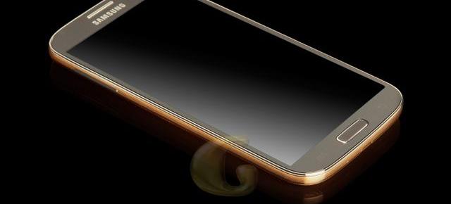 Un Samsung Galaxy S4 din aur costă aproape 2000 de euro, În versiunea Goldgenie