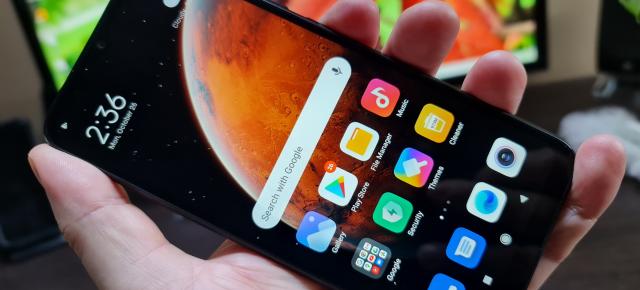 Redmi 9C NFC: Design din plastic aderent, imitaţie de fibră de carbon