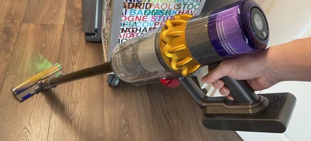 Dyson V15 Detect Absolute ajunge în România! Primul aspirator vertical cu tehnologie Laser Detect
