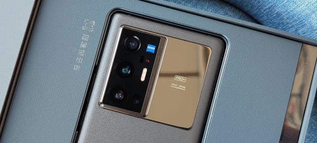 Zvonurile indică faptul că vivo X80 va sosi cu procesor de 4 nm Dimensity 2000 şi o cameră de 50 MP cu stabilizare pe 5 axe