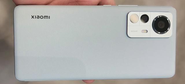Xiaomi 12 își face apariția în clipuri promoționale înainte de debut! Este compact și sosește în 4 nuanțe atractive